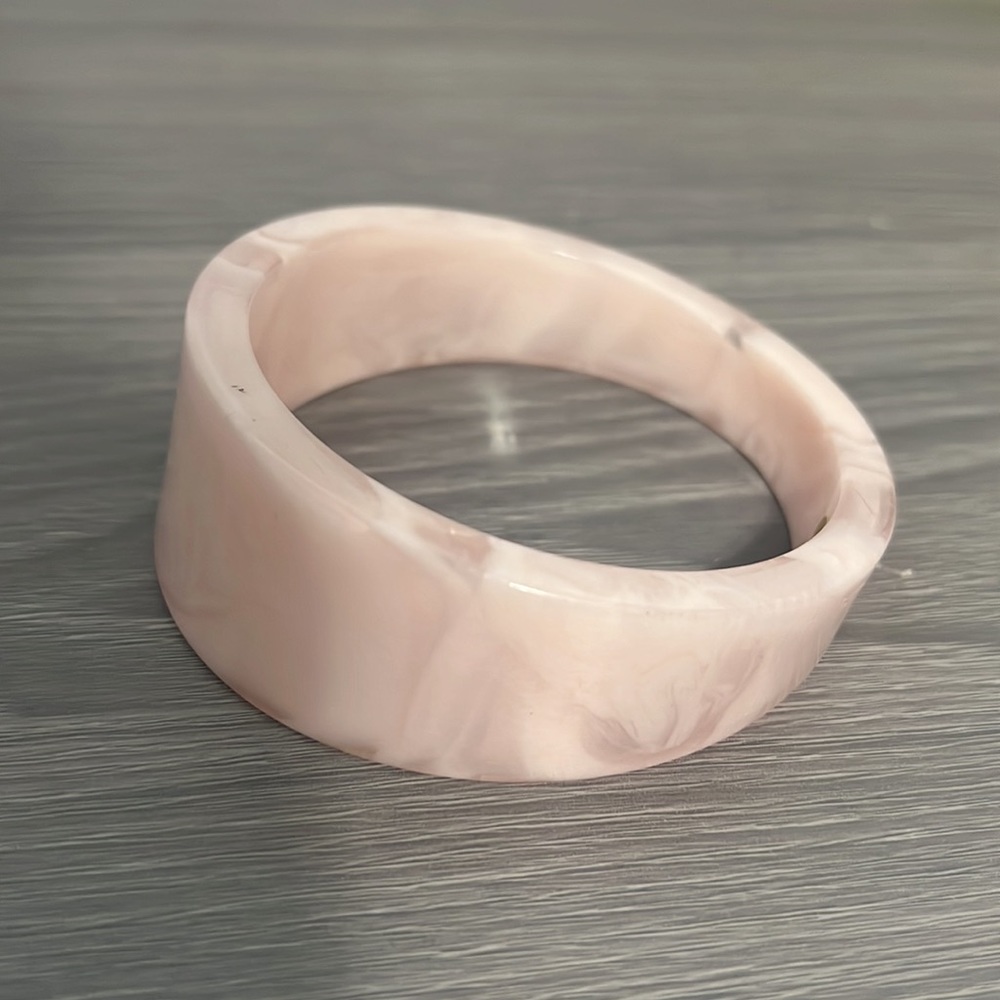 Vintage Lucite Plastic Bangle Bracelet, Pale Pink Swirls, Asymmetrical, Boho - Picture 4 of 11
